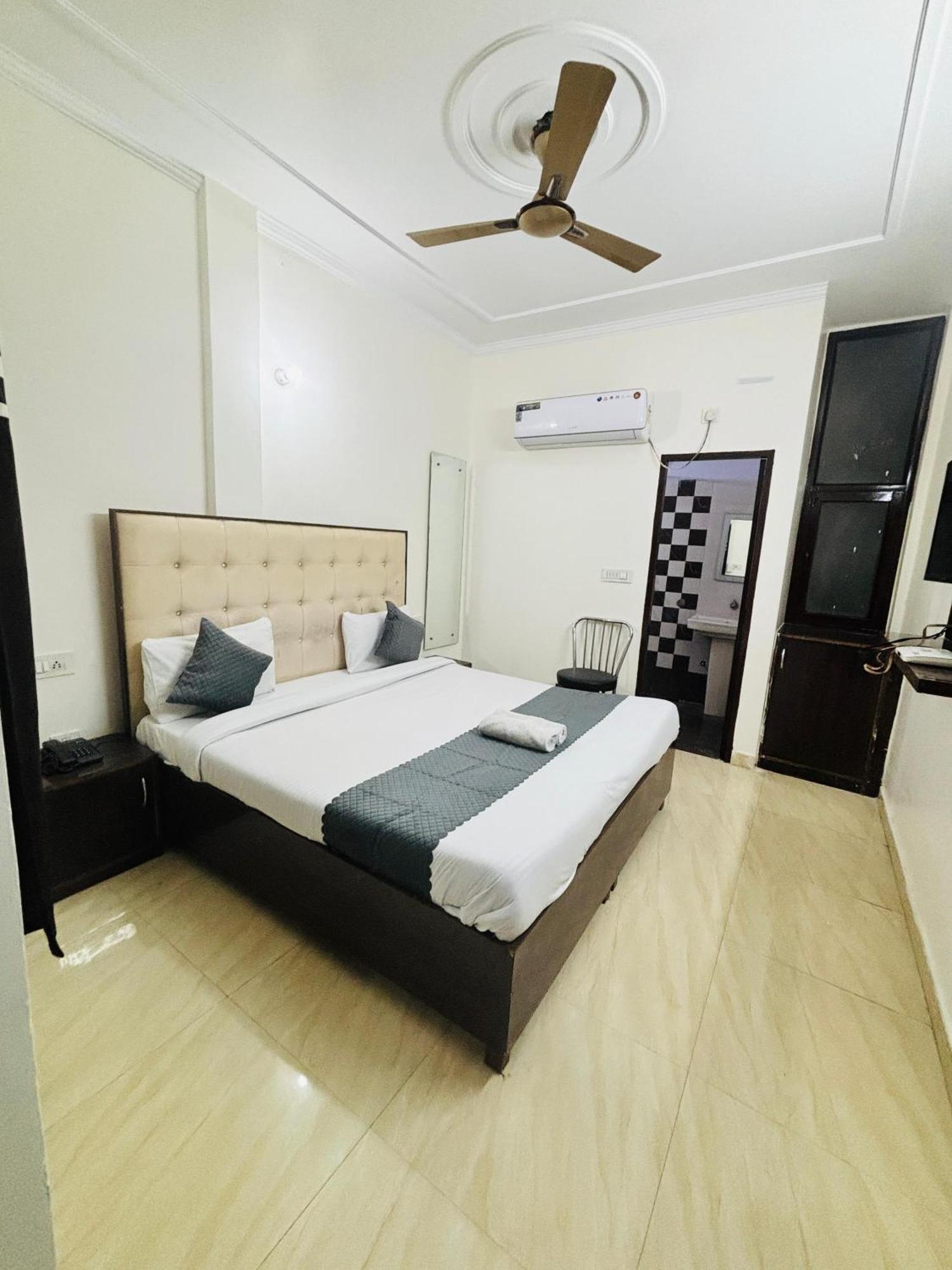 Hotel Kb Square Near Chandigarh Railway Station Rom bilde