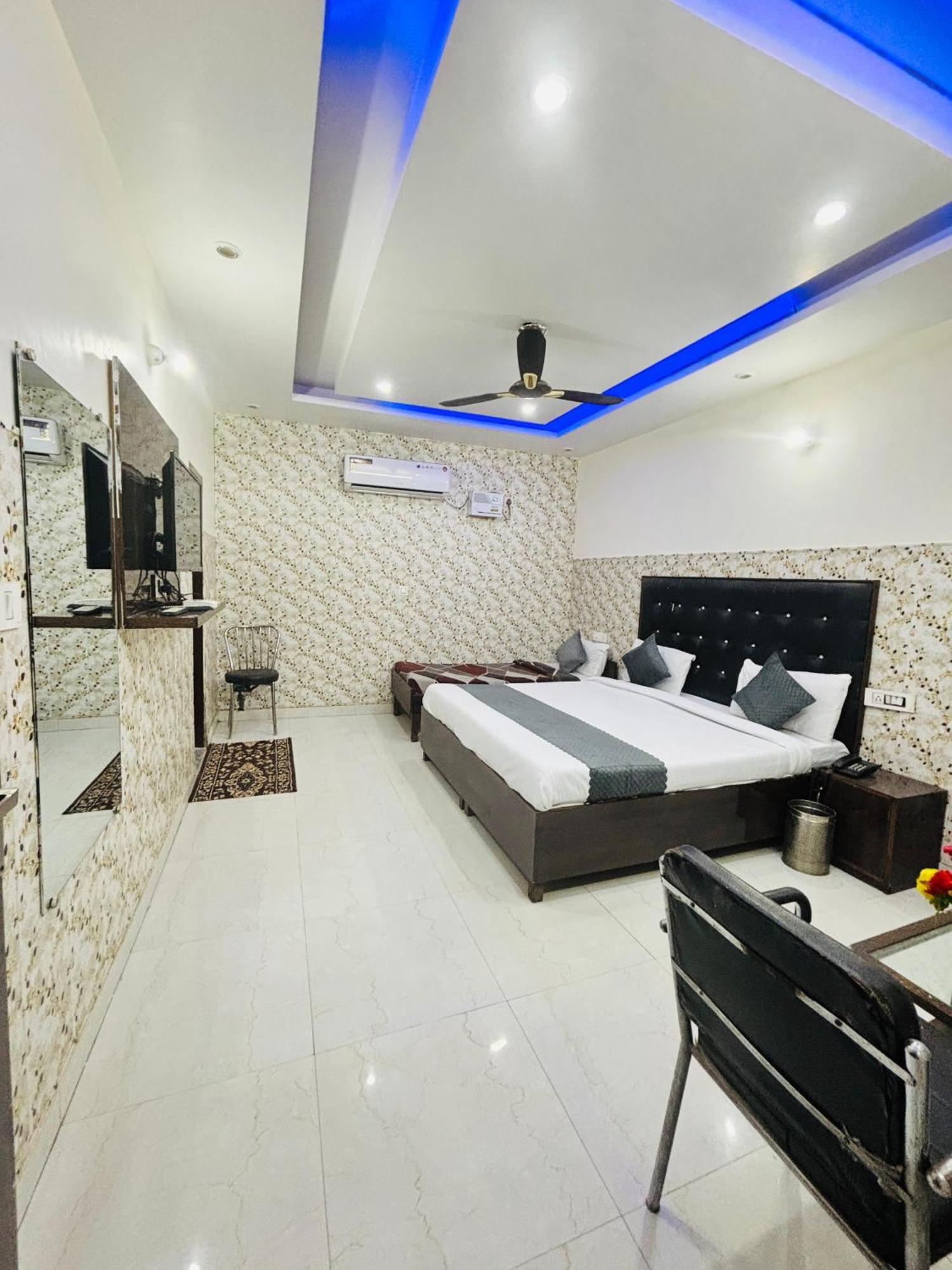 Hotel Kb Square Near Chandigarh Railway Station Rom bilde