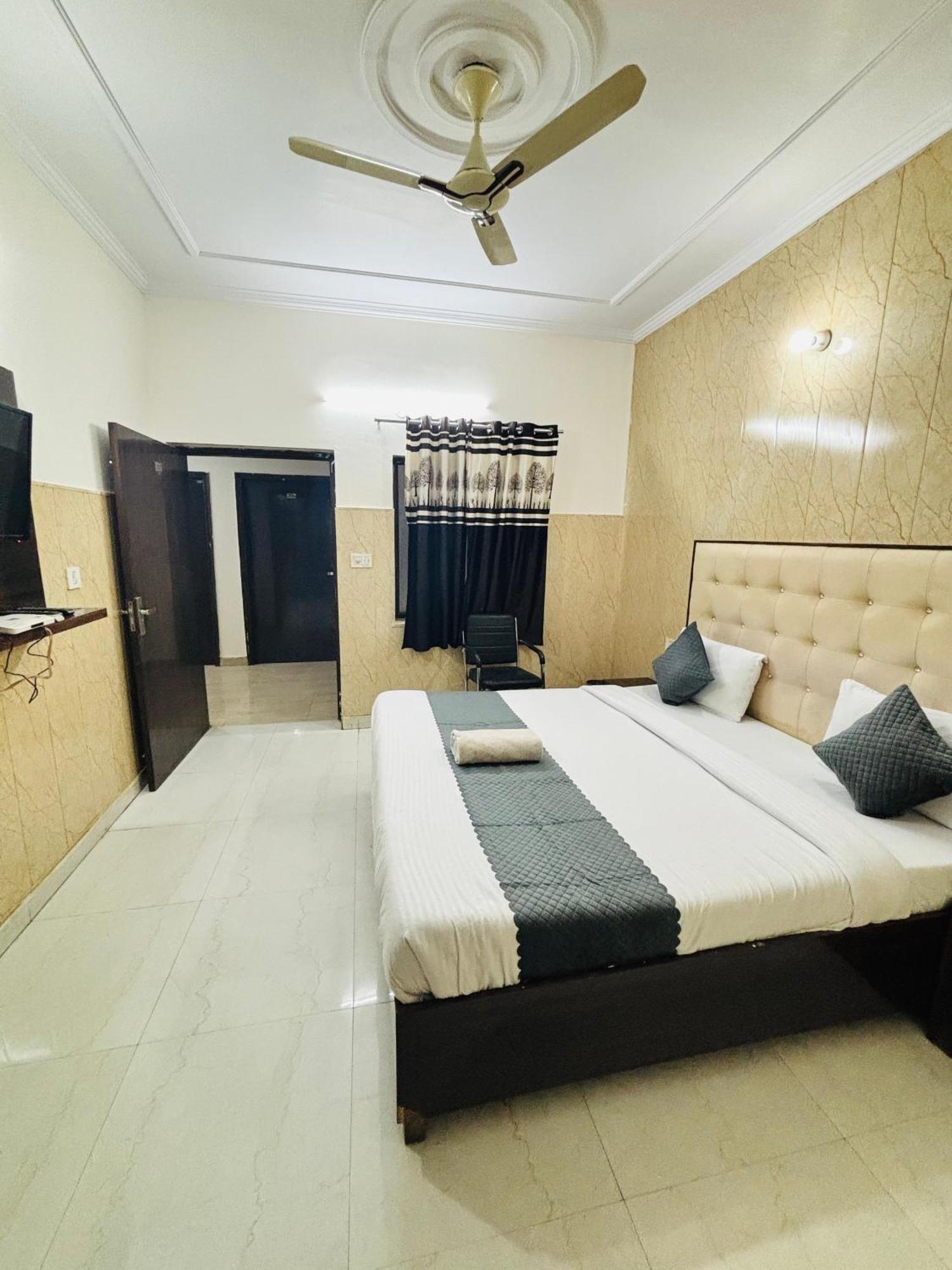 Hotel Kb Square Near Chandigarh Railway Station Rom bilde